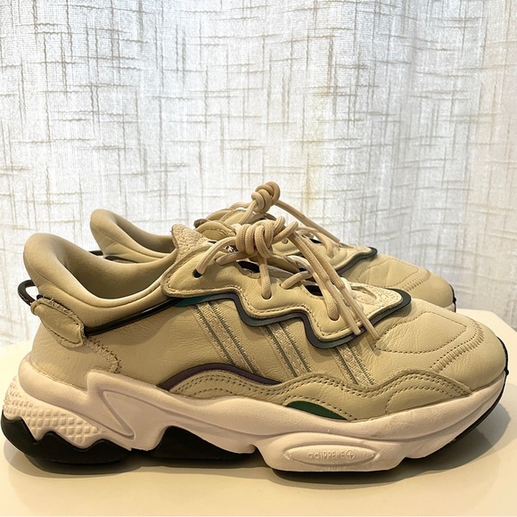 Adidas Ozweego ChalkWhite/AshSilver/Black Sneaker Womens size 7 - Picture 4 of 11